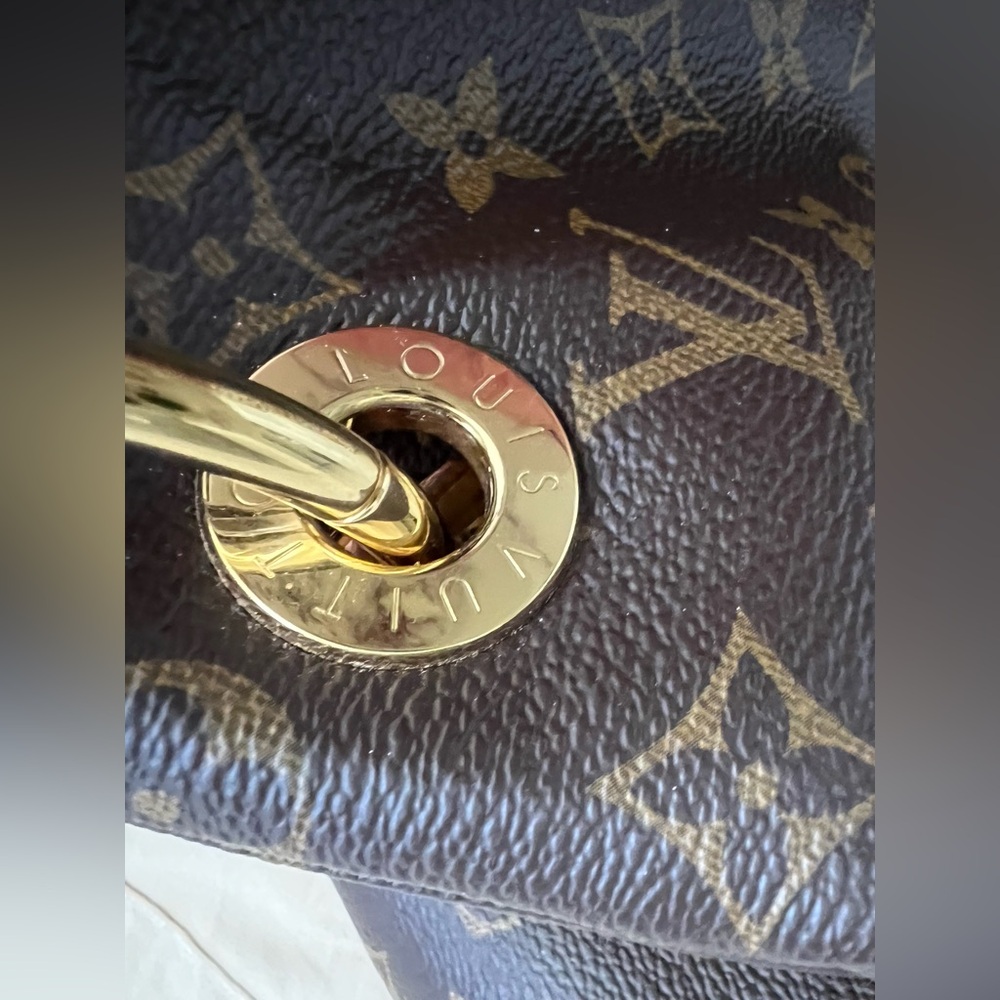 Authentic Louis Vuitton Monogram Artsy Handbag - Picture 9 of 15